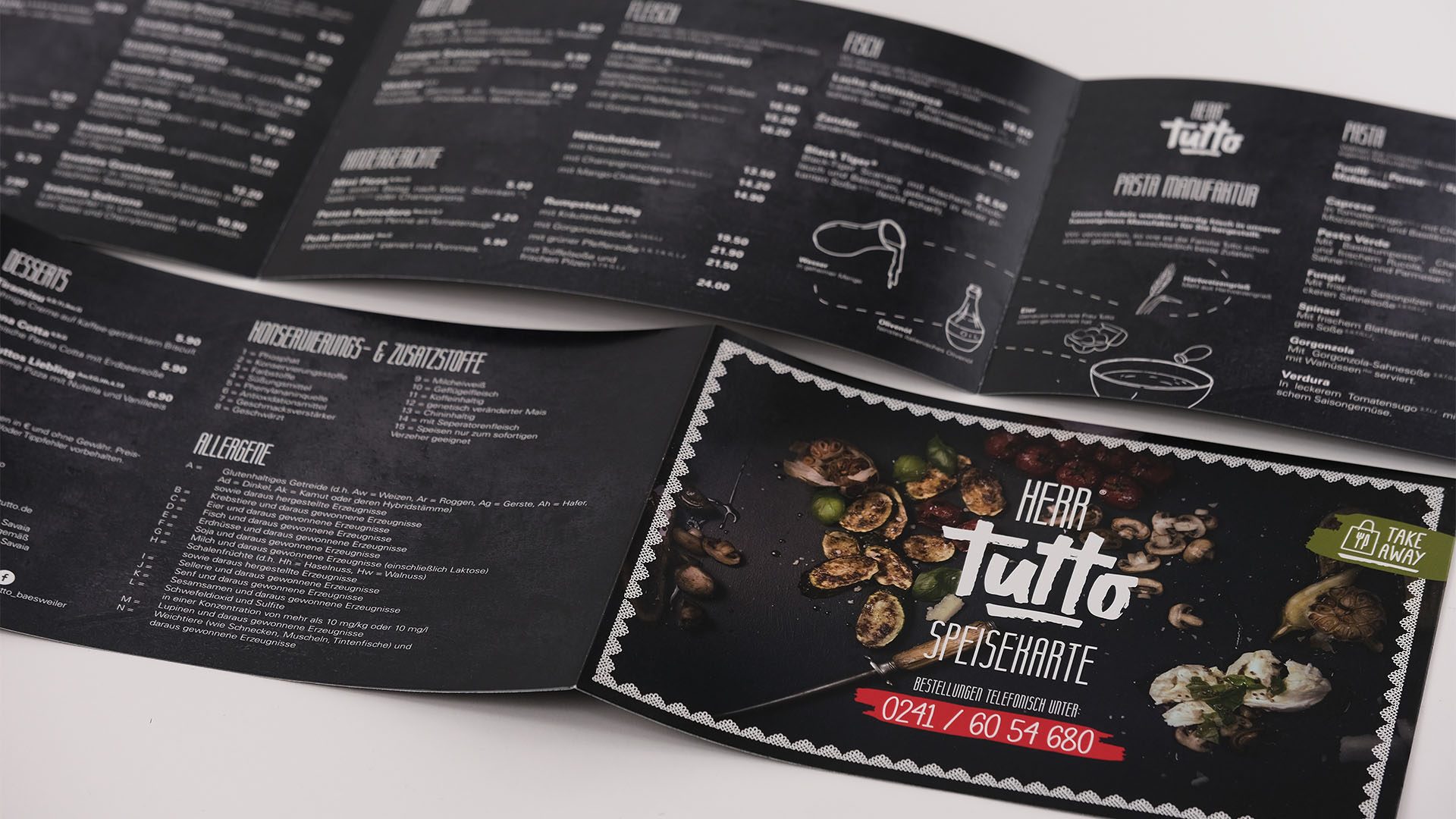 Mehrseitiges Faltblatt im Querformat.